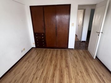 DEPARTAMENTO DE 4 AMBIENTES AL FRENTE CON BALCÓN EN FLORES