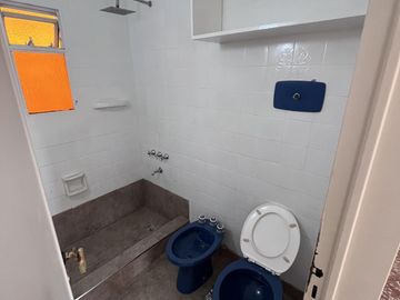 DEPARTAMENTO DE 4 AMBIENTES AL FRENTE CON BALCÓN EN FLORES