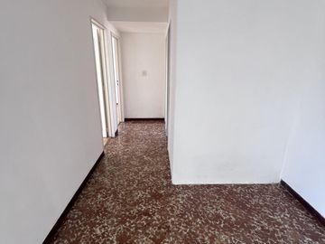 DEPARTAMENTO DE 4 AMBIENTES AL FRENTE CON BALCÓN EN FLORES