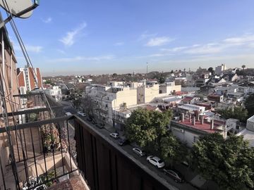 DEPARTAMENTO DE 4 AMBIENTES AL FRENTE CON BALCÓN EN FLORES
