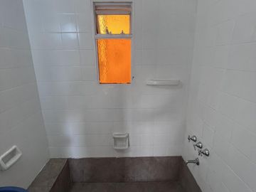 DEPARTAMENTO DE 4 AMBIENTES AL FRENTE CON BALCÓN EN FLORES