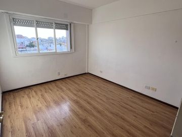 DEPARTAMENTO DE 4 AMBIENTES AL FRENTE CON BALCÓN EN FLORES