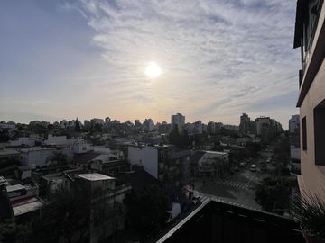 DEPARTAMENTO DE 4 AMBIENTES AL FRENTE CON BALCÓN EN FLORES