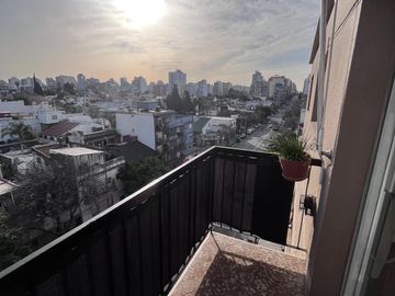 DEPARTAMENTO DE 4 AMBIENTES AL FRENTE CON BALCÓN EN FLORES