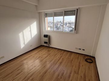 DEPARTAMENTO DE 4 AMBIENTES AL FRENTE CON BALCÓN EN FLORES