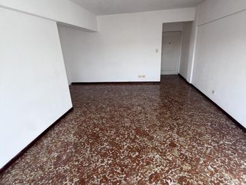 DEPARTAMENTO DE 4 AMBIENTES AL FRENTE CON BALCÓN EN FLORES