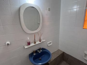 DEPARTAMENTO DE 4 AMBIENTES AL FRENTE CON BALCÓN EN FLORES
