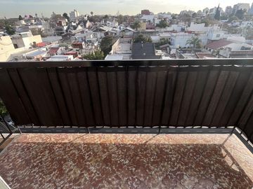 DEPARTAMENTO DE 4 AMBIENTES AL FRENTE CON BALCÓN EN FLORES