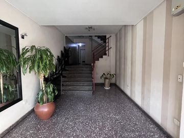 DEPARTAMENTO DE 4 AMBIENTES AL FRENTE CON BALCÓN EN FLORES