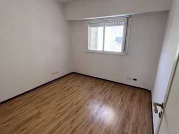 DEPARTAMENTO DE 4 AMBIENTES AL FRENTE CON BALCÓN EN FLORES