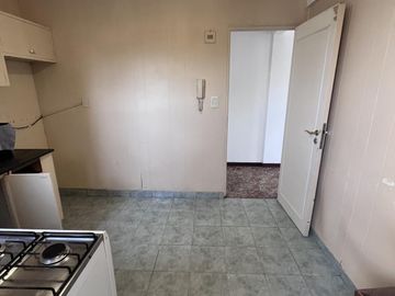 DEPARTAMENTO DE 4 AMBIENTES AL FRENTE CON BALCÓN EN FLORES