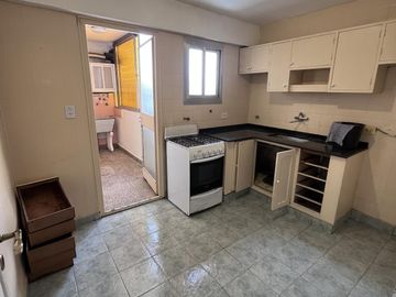 DEPARTAMENTO DE 4 AMBIENTES AL FRENTE CON BALCÓN EN FLORES