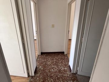DEPARTAMENTO DE 4 AMBIENTES AL FRENTE CON BALCÓN EN FLORES