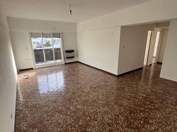 DEPARTAMENTO DE 4 AMBIENTES AL FRENTE CON BALCÓN EN FLORES