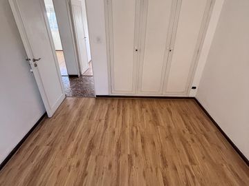DEPARTAMENTO DE 4 AMBIENTES AL FRENTE CON BALCÓN EN FLORES