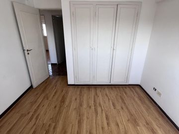 DEPARTAMENTO DE 4 AMBIENTES AL FRENTE CON BALCÓN EN FLORES
