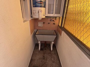 DEPARTAMENTO DE 4 AMBIENTES AL FRENTE CON BALCÓN EN FLORES