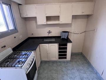 DEPARTAMENTO DE 4 AMBIENTES AL FRENTE CON BALCÓN EN FLORES