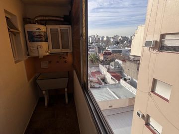 DEPARTAMENTO DE 4 AMBIENTES AL FRENTE CON BALCÓN EN FLORES