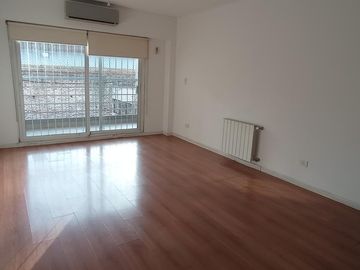 Departamento de 3 ambientes con Balcón - Baulera - SUM - en Alquiler en Flores