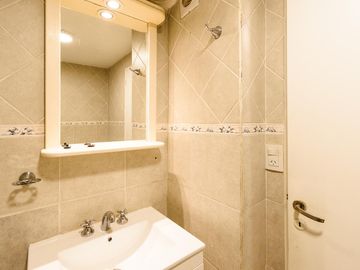 1 Dormitorio y medio a metros de Plaza España y Ciudad Universitaria