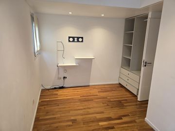 Av. del Libertador 8400. Piso alto. Vista al Rio.  Tres ambientes en duplex. Cochera.