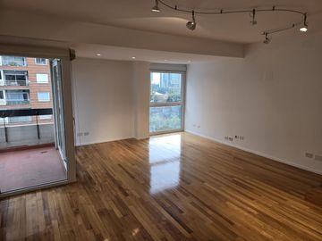 Av. del Libertador 8400. Piso alto. Vista al Rio.  Tres ambientes en duplex. Cochera.