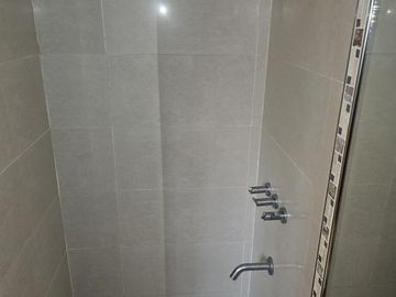 Av. del Libertador 8400. Piso alto. Vista al Rio.  Tres ambientes en duplex. Cochera.