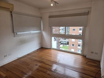 Av. del Libertador 8400. Piso alto. Vista al Rio.  Tres ambientes en duplex. Cochera.