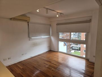 Av. del Libertador 8400. Piso alto. Vista al Rio.  Tres ambientes en duplex. Cochera.