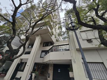Av. del Libertador 8400. Piso alto. Vista al Rio.  Tres ambientes en duplex. Cochera.