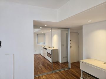 Av. del Libertador 8400. Piso alto. Vista al Rio.  Tres ambientes en duplex. Cochera.