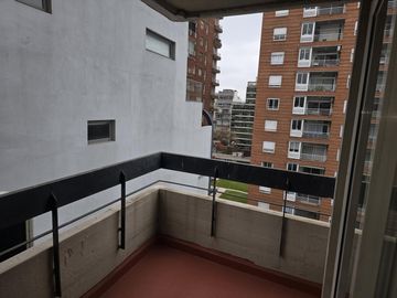Av. del Libertador 8400. Piso alto. Vista al Rio.  Tres ambientes en duplex. Cochera.