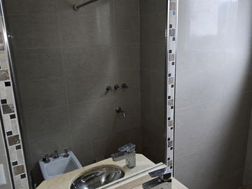 Av. del Libertador 8400. Piso alto. Vista al Rio.  Tres ambientes en duplex. Cochera.