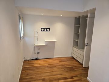 Av. del Libertador 8400. Piso alto. Vista al Rio.  Tres ambientes en duplex. Cochera.