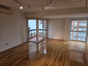 Av. del Libertador 8400. Piso alto. Vista al Rio.  Tres ambientes en duplex. Cochera.