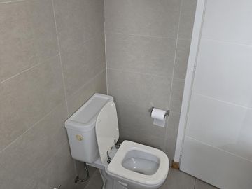 Av. del Libertador 8400. Piso alto. Vista al Rio.  Tres ambientes en duplex. Cochera.