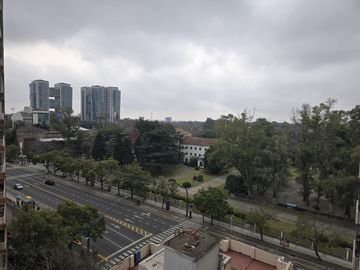 Av. del Libertador 8400. Piso alto. Vista al Rio.  Tres ambientes en duplex. Cochera.