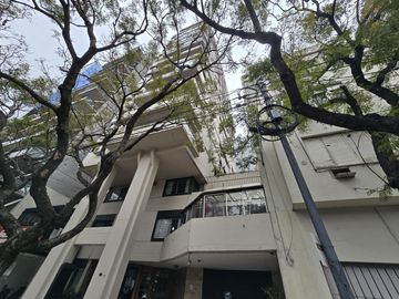 Av. del Libertador 8400. Piso alto. Vista al Rio.  Tres ambientes en duplex. Cochera.