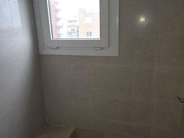 Av. del Libertador 8400. Piso alto. Vista al Rio.  Tres ambientes en duplex. Cochera.