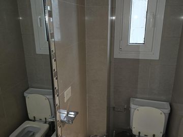 Av. del Libertador 8400. Piso alto. Vista al Rio.  Tres ambientes en duplex. Cochera.