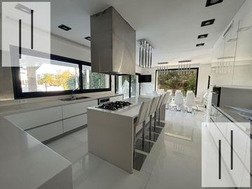 Casa en Alquiler amoblada EL yacht Nordelta 4 dormitorios