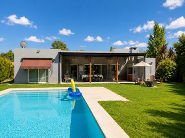 Casa en una planta | 4 dormitorios | Pileta climatizada | Lote de 800 m² | Escriturada