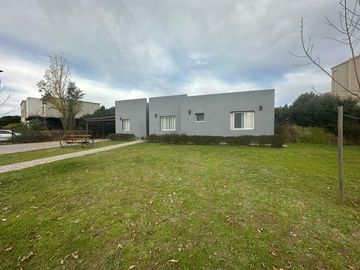 Casa en una planta | 4 dormitorios | Pileta climatizada | Lote de 800 m² | Escriturada