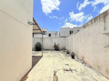 CASA EN  LAS AMERICAS EN AVENIDA PRINCIPAL