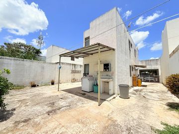 CASA EN  LAS AMERICAS EN AVENIDA PRINCIPAL