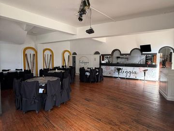 Salon de fiestas . Ideal para trabajarlo