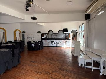 Salon de fiestas . Ideal para trabajarlo