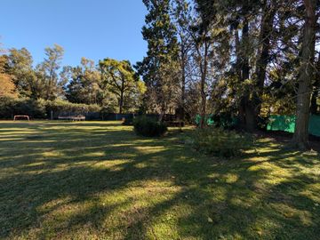 Terreno en venta en barrio con portón en Bella Vista