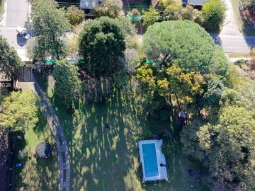 Terreno en venta en barrio con portón en Bella Vista
